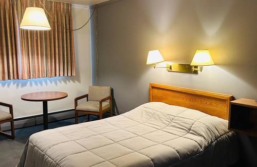 Alpine Township Hotel | Capital O Swan Inn Comstock Park