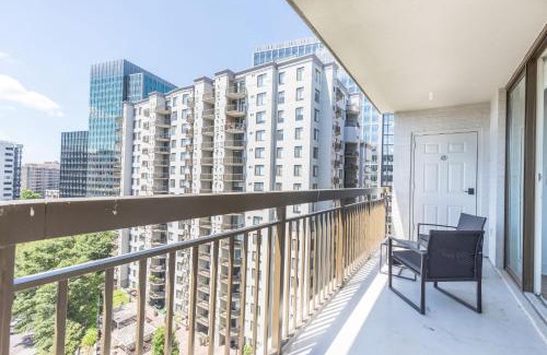 Crystal City Apartment | Capitol Convenience 2BR Luxury Minutes from DC