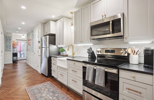 Kingman Park Apartment | Capitol Hill Retreat – Walk to Metro, Free Parking, Kid-Friendly + Full Kitchen