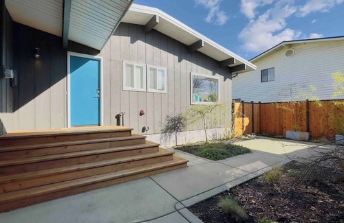 Tumwater House | Capitol View Hot Tub Sleeps 10!