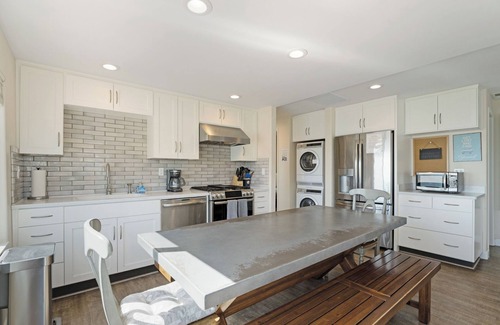 Capitola House | Capitola Venetian #1 – Historic Beachfront Getaway