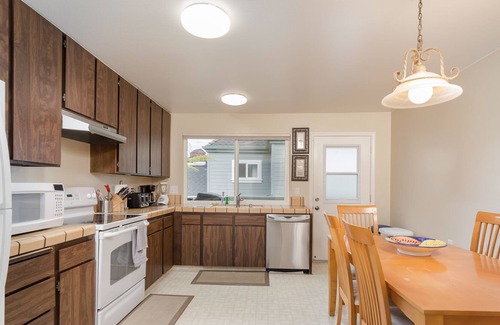 Capitola House | Capitola Village Seashell Sanctuary, just blocks from Capitola Beach!