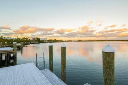 Key West House | Capmar House -Huge Home & Pool