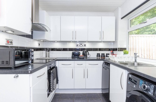 Loughborough House | CAPRI 13 SA 3 Bed - 6 Guests - Close to Uni & M1 - Parking - Wifi - Smart TV