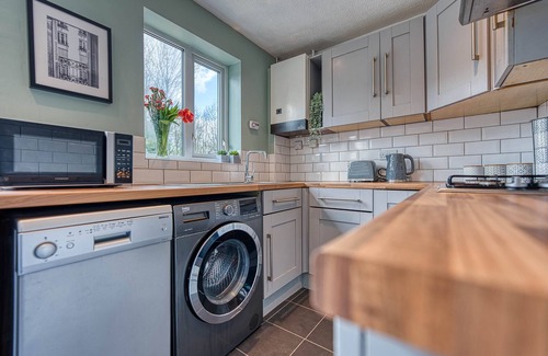 Loughborough House | CAPRI 13 SA - Contemporary Home with free Parking * Near M1 & Uni *Long Stay