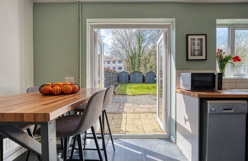 Loughborough House | CAPRI 13 SA - Contemporary Home with free Parking * Near M1 & Uni *Long Stay
