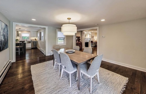 Lake Geneva House | Captain Cook: Walk to Lake, Hot Tub, Sleeps 9
