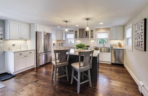 Lake Geneva House | Captain Cook: Walk to Lake, Hot Tub, Sleeps 9