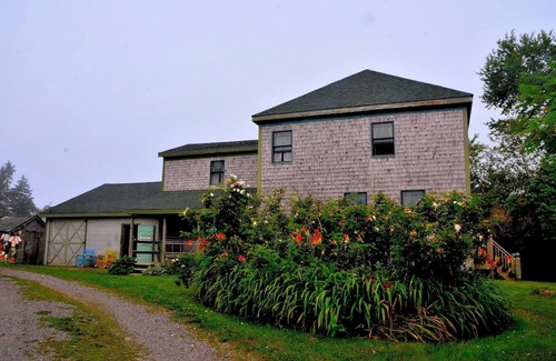 Eastport House | Captain Jacob Lincoln 1790 Farmhouse with attached Barn