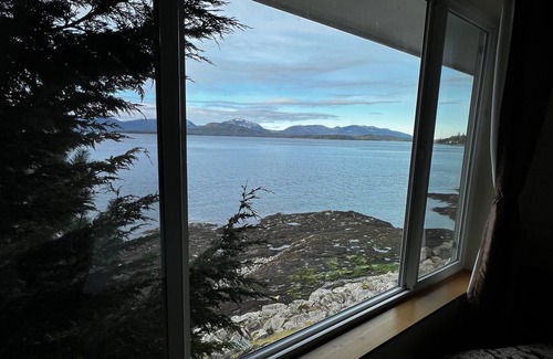 Ketchikan House | Captain Morgan's Beach House is an Upscale Waterfront Home only 4 mi to Downtown