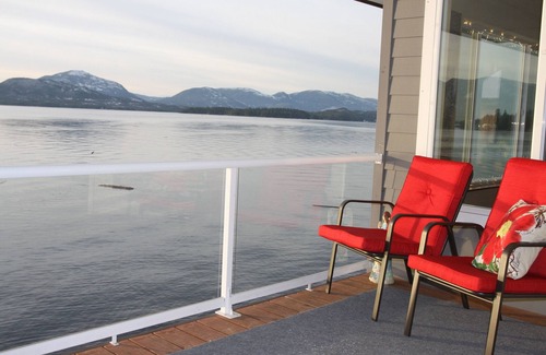 Ketchikan House | Captain Morgan's Beach House is an Upscale Waterfront Home only 4 mi to Downtown