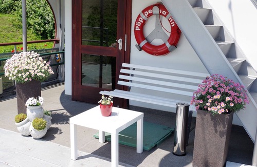 Leipziger Vorstadt Apartment | Captain's cabin on a residential ship