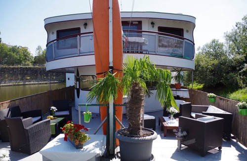 Leipziger Vorstadt Apartment | Captain's cabin on a residential ship
