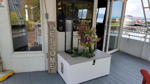 Newport Boat Rental | Captain's Corner Newport Belle