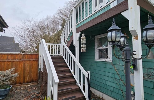 Seaview House | Captain's Cottage – A Unique Vintage stay & Nautical Retreat, Nautical Vintage stay w/soaking tub &