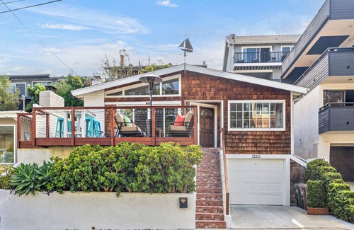 Lantern District House | Captain's Cottage - Walk to Beach and Harbor! Fireplace! - Permit STR23-0076