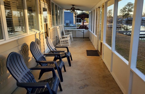 Donalsonville House | "Captain's Cove" w/boat dock & launch, walk to new restaurant on Lake Seminole!
