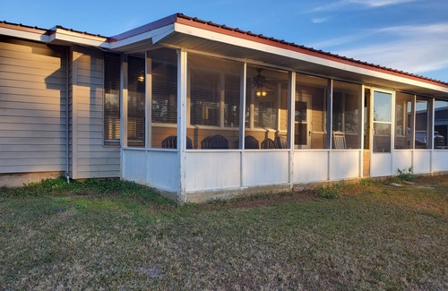 Donalsonville House | "Captain's Cove" w/boat dock & launch, walk to new restaurant on Lake Seminole!