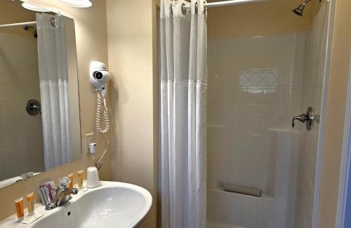 Alexandria Bay Hotel | Captain's Inn and Suites