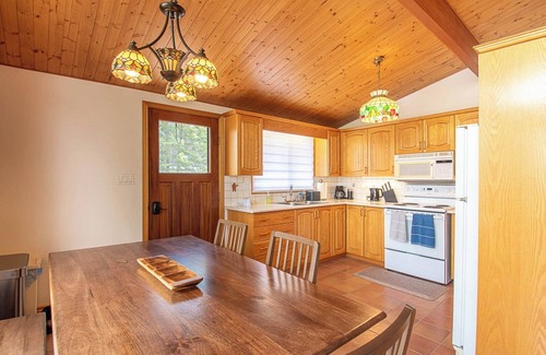 Huntsville Cottage | Captain's Landing - Three Bedroom Cottage, Sleeps 6