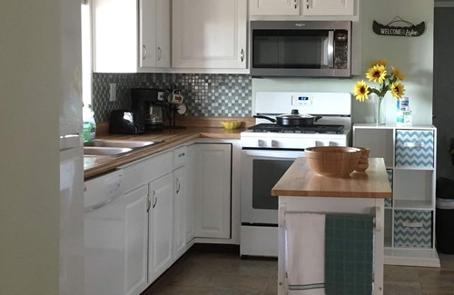 Elephant Butte House | Captain's Quarters: Home on 1/2 acre, pets okay, circle drive, new Trex deck.