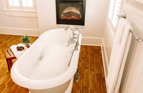 Edenton Apartment | Captain's Quarters Rm. 3