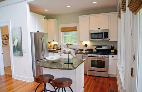Johns Island Cottage | Captain's Quarters Charming 2-bedroom cottage in superb Johns Island