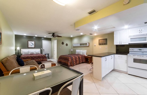 Everglades City Hotel | Captain's Table Hotel