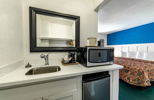 Everglades City Hotel | Captain's Table Hotel
