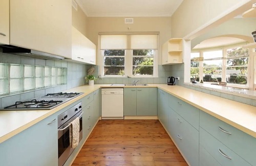 Corowa House | Captain’s Manor- perfect location! Close to everything around Corowa Rutherglen.