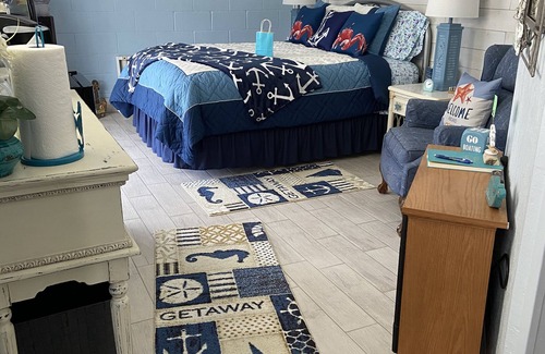 Indian Harbor Estates House | Captain’s Quarters Along the Sea Private waterfront Suite