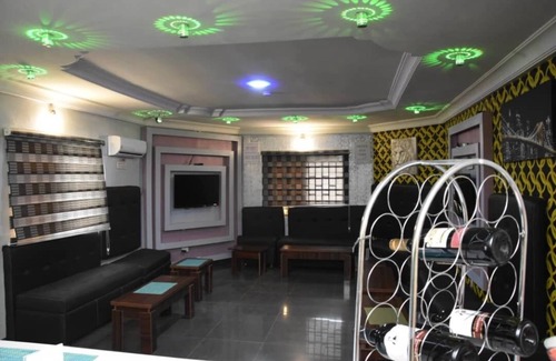 Epetu Cabin | Captivating 1-Bed Apartment in Awoyaya