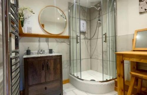 Brinkley House | Captivating 1-Bed Cabin in Newmarket