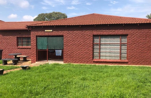 Springs Apartment | Captivating 1-Bed Studio in Springs - Home Way