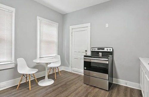 Springfield Apartment | Captivating 1BR Retreat on 10th Street