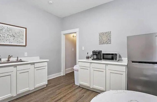 Springfield Apartment | Captivating 1BR Retreat on 10th Street