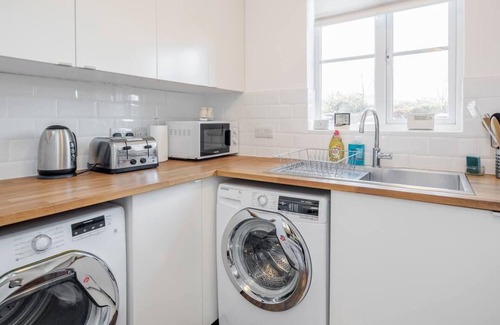West Thurrock Apartment | Captivating 2-Bed Apartment in Grays
