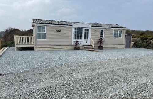Caergeiliog Ski Chalet | Captivating 2-Bed Static Caravan on Private land