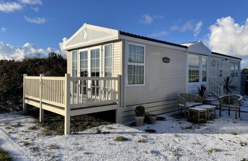 Caergeiliog Ski Chalet | Captivating 2-Bed Static Caravan on Private land