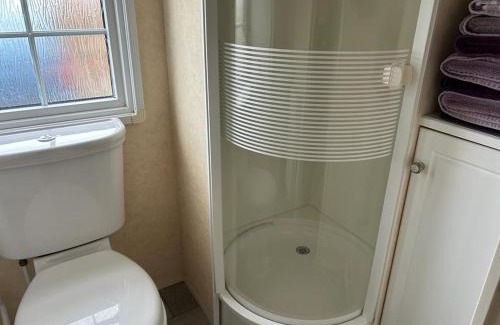 Caergeiliog Ski Chalet | Captivating 2-Bed Static Caravan on Private land