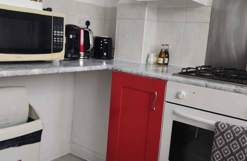 Chadwell Apartment | Captivating 3-Bed Apartment in Romford