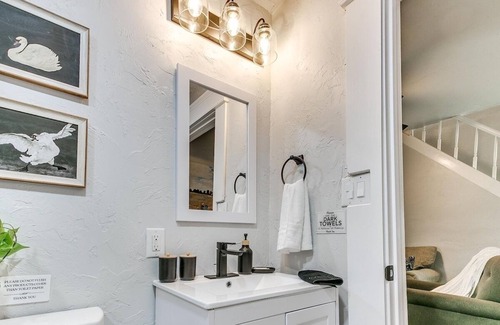 Guthrie House | Captivating Comfort Sleeps 8.