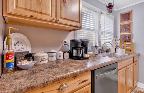 Bristol Cottage | Captivating Cottage on the River with amazing Mountain Views!
