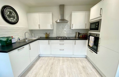 Abercwmboi House | Captivating House in Aberdare sleeps 6 near Brecon