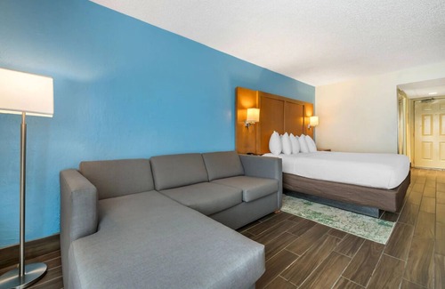 Seabreeze Park Hotel | Captivating Oceanview Suite w/Balcony - Perfect for Family Fun | 2 Units