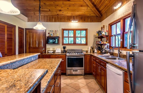 Gibson Bight Villa | Capture moments that matter-Family & couples friendly-Private pool-Ocean views