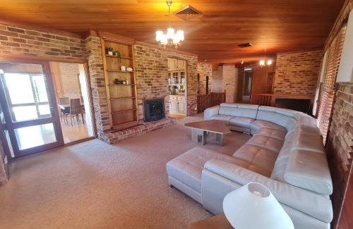 Denham Court Villa | Capturing Breathtaking Retreat!
