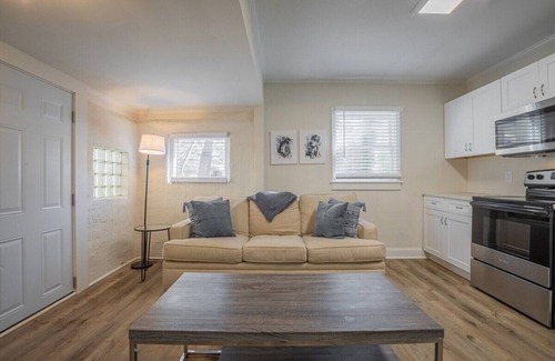 Athens House | Cara's Cottage - 2 miles from Sanford Stadium