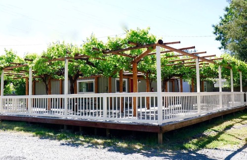 Josephine County Condo | Caramella Room at Kerbyville Inn