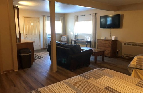 Josephine County Condo | Caramella Room at Kerbyville Inn